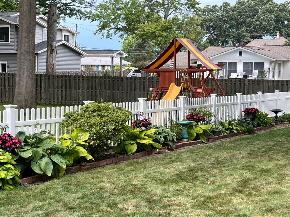 Vinyl fence for Castle Fence and Deck LLC in Medina, OH