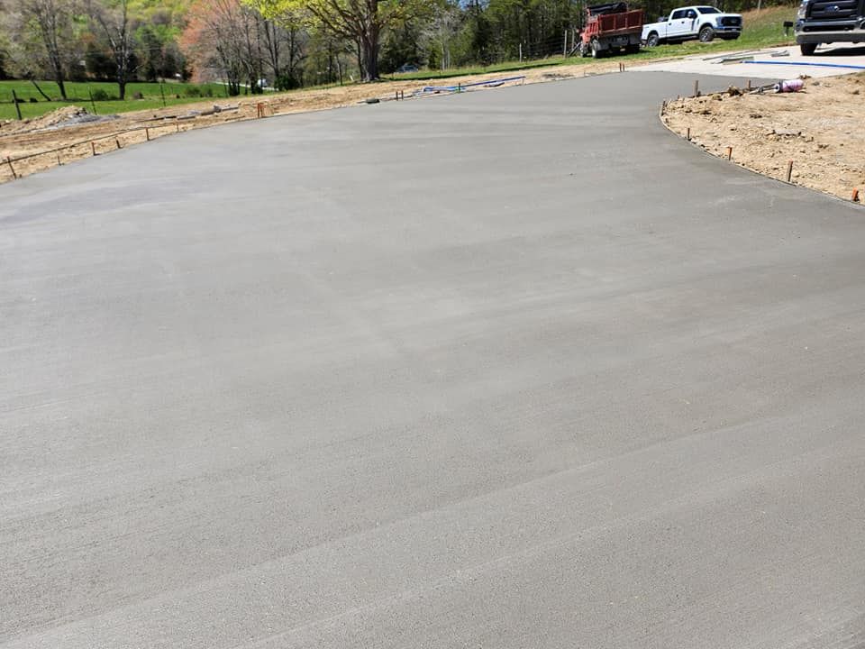 Concrete Driveways for Hellards Excavation and Concrete Services LLC in Mount Vernon, KY