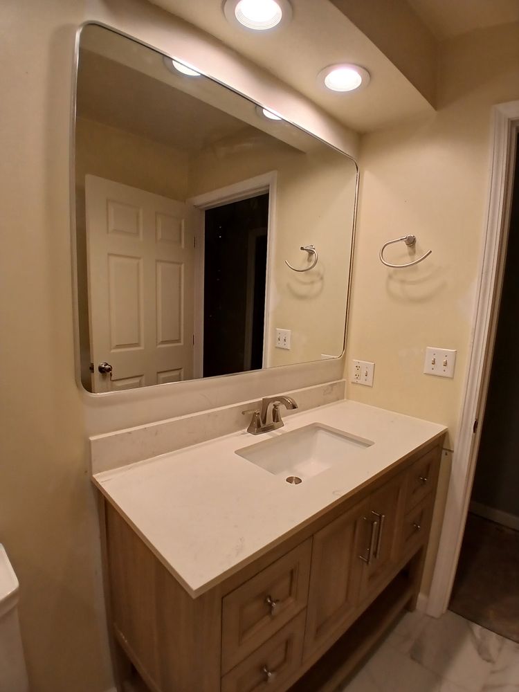 Makanda master and full bath for Dead Tree General Contracting in Carbondale, Illinois