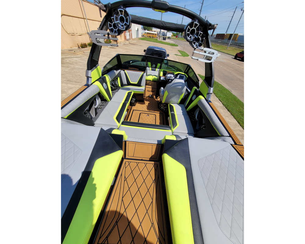 Boat Exteriors for L'Finesse Auto/Boat Details in Dallas, TX