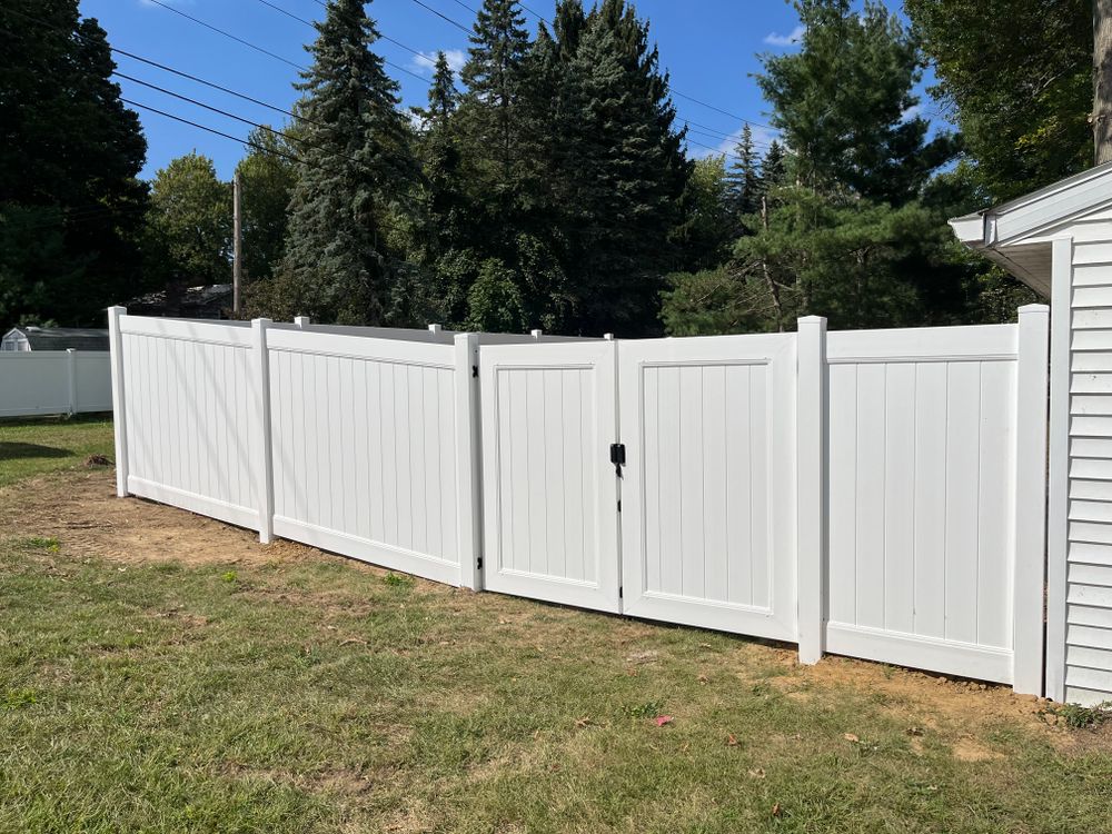 Vinyl fence for Castle Fence and Deck LLC in Medina, OH
