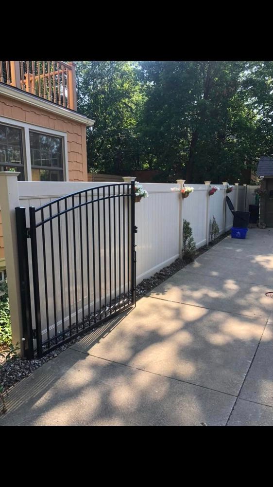 Fences for Daishaun Fencing in Shaker Heights, OH