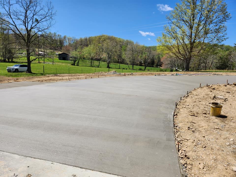 Concrete Driveways for Hellards Excavation and Concrete Services LLC in Mount Vernon, KY