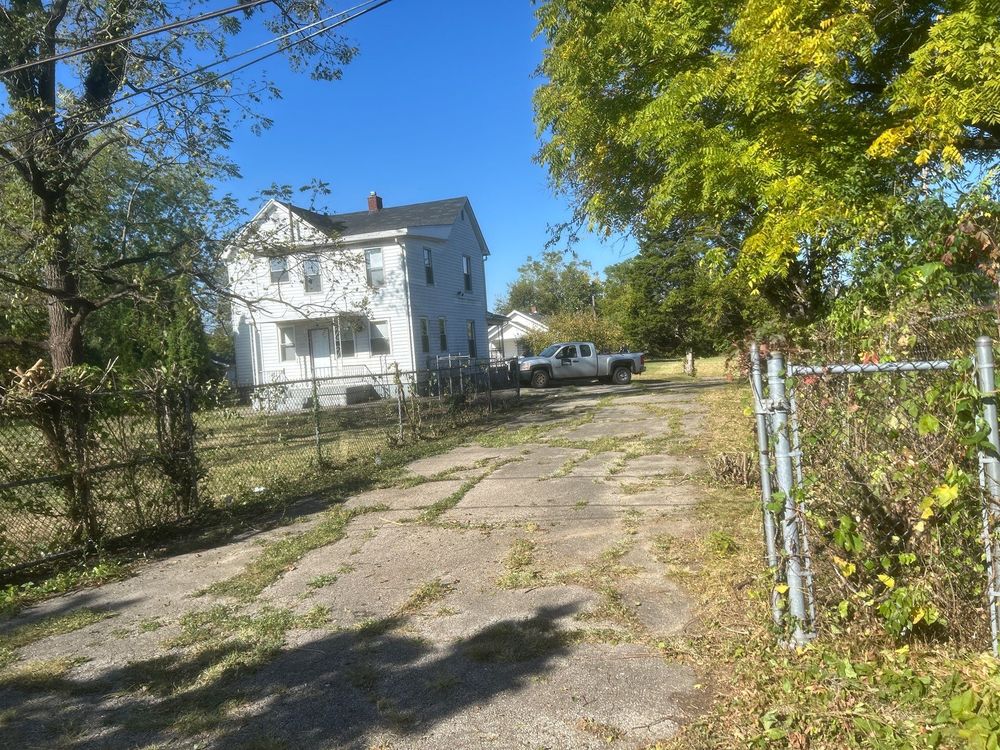 Fall Clean Up/ Leaf Removal for High Garden Landscapes in Dayton, OH