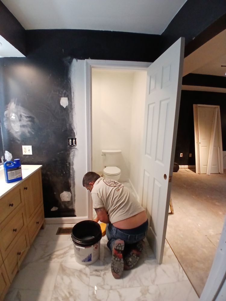 Makanda master and full bath for Dead Tree General Contracting in Carbondale, Illinois