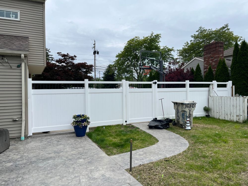 Vinyl fence for Castle Fence and Deck LLC in Medina, OH