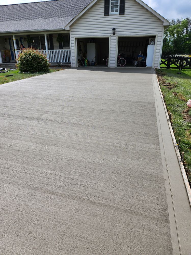 Concrete Driveways for Hellards Excavation and Concrete Services LLC in Mount Vernon, KY