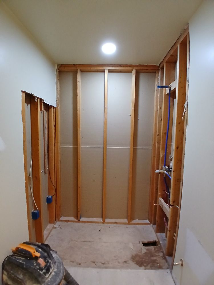 Makanda master and full bath for Dead Tree General Contracting in Carbondale, Illinois