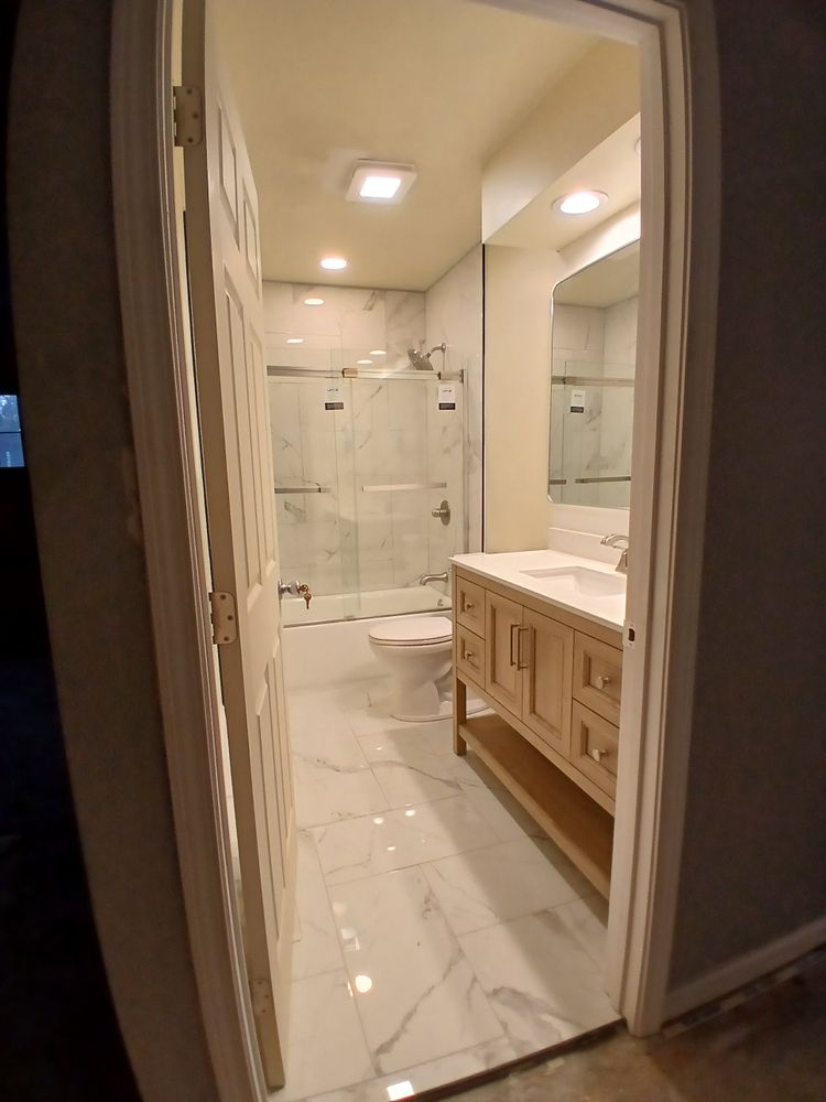 Makanda master and full bath for Dead Tree General Contracting in Carbondale, Illinois