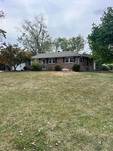 Mowing and Edging for Robbie's Lawn Care, LLC in Middletown, OH