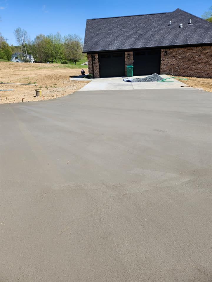 Concrete Driveways for Hellards Excavation and Concrete Services LLC in Mount Vernon, KY