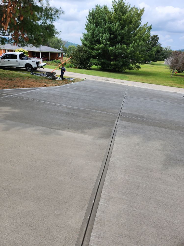 Concrete Driveways for Hellards Excavation and Concrete Services LLC in Mount Vernon, KY