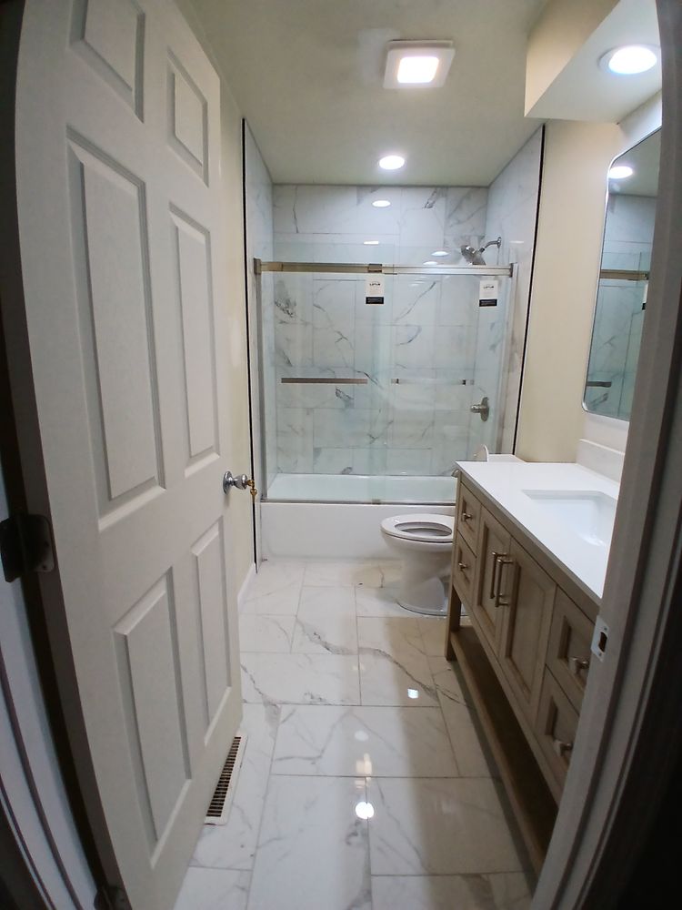 Makanda master and full bath for Dead Tree General Contracting in Carbondale, Illinois