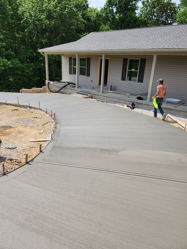 Concrete Driveways for Hellards Excavation and Concrete Services LLC in Mount Vernon, KY