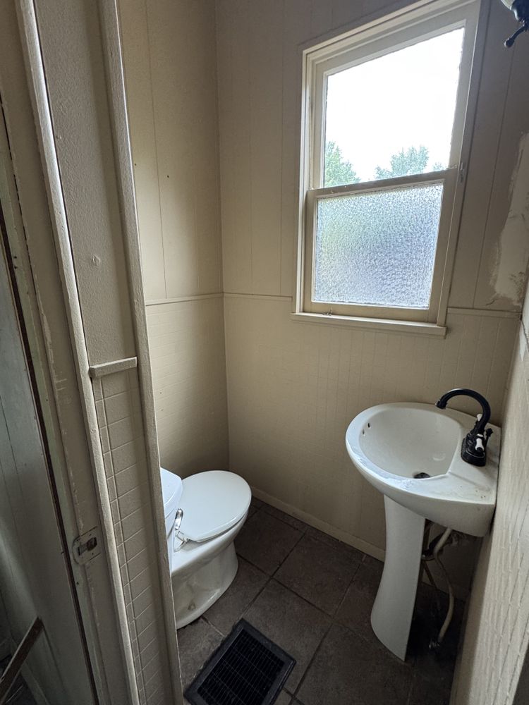 Steeleville bath for Dead Tree General Contracting in Carbondale, Illinois