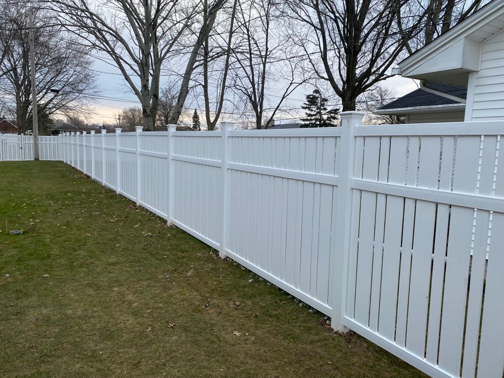 Vinyl fence for Castle Fence and Deck LLC in Medina, OH