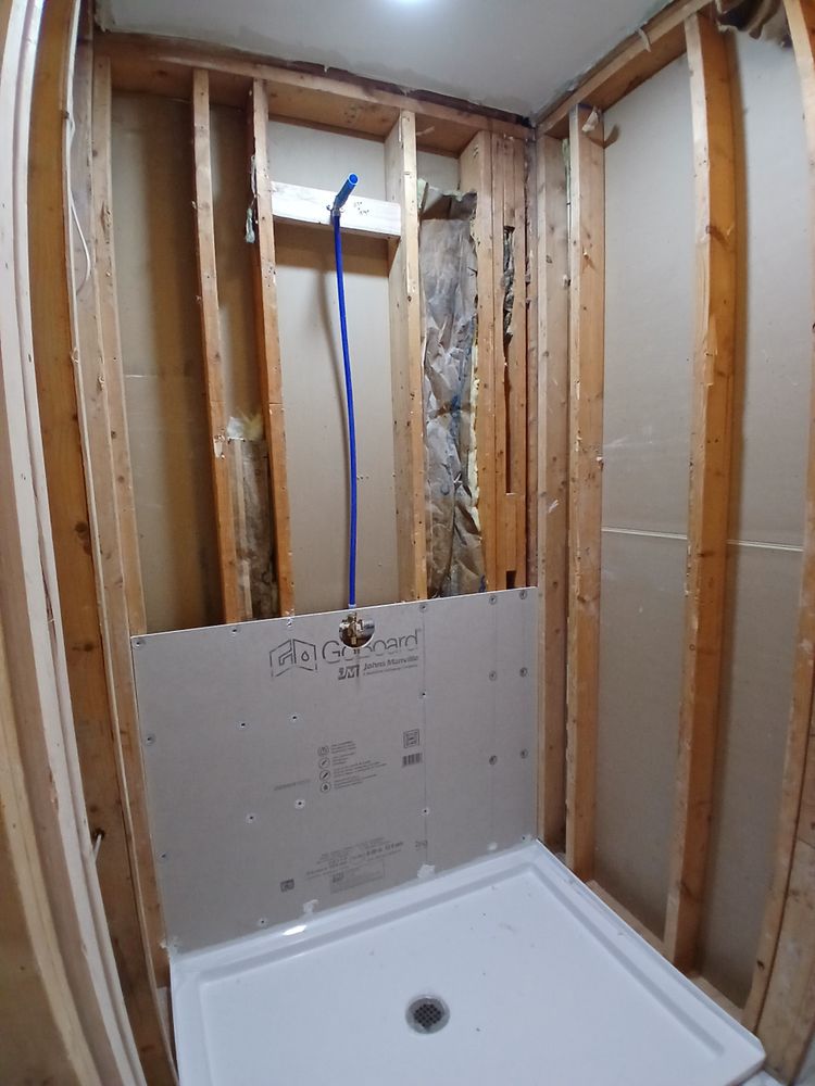 Makanda master and full bath for Dead Tree General Contracting in Carbondale, Illinois