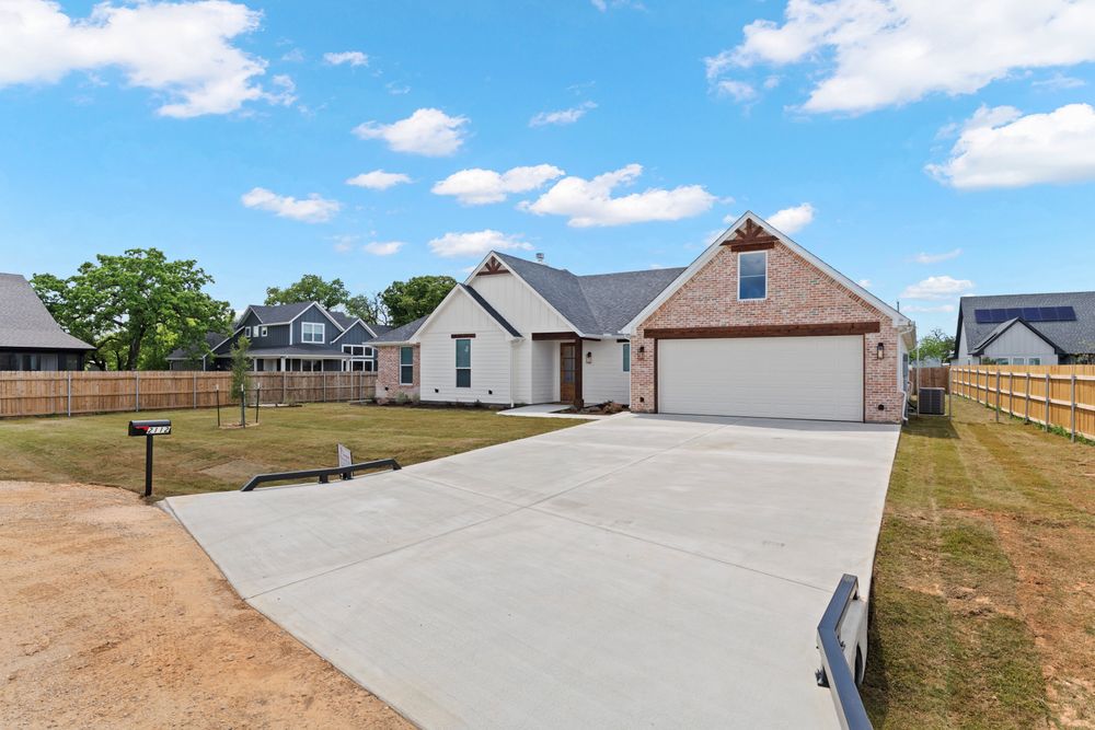 Custom Home - Tolar for Who Can Construction in Stephenville, TX