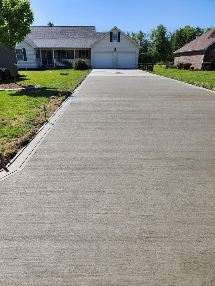 Concrete Driveways for Hellards Excavation and Concrete Services LLC in Mount Vernon, KY