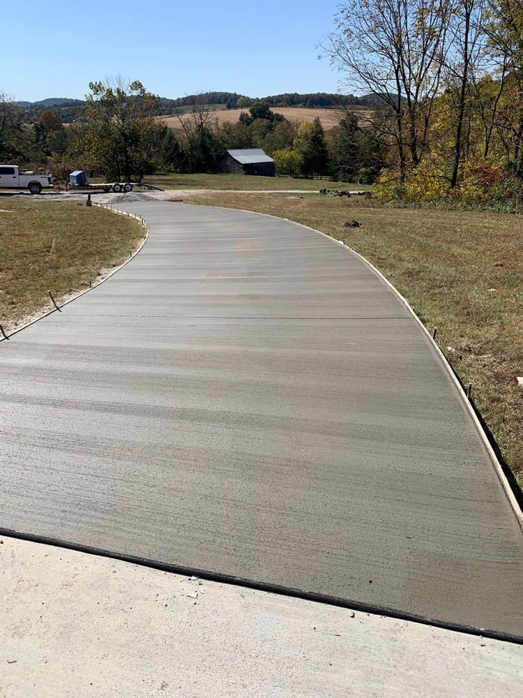 Concrete Driveways for Hellards Excavation and Concrete Services LLC in Mount Vernon, KY