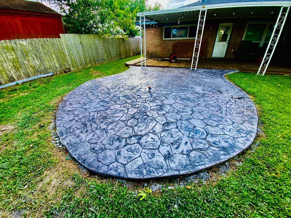 Enhance your outdoor living space with our custom flagstone patios, offering durability and elegance. Perfect for entertaining or relaxation, our expert installation ensures a beautiful and long-lasting addition to your home. for Full Armor Landscapes in League City, TX