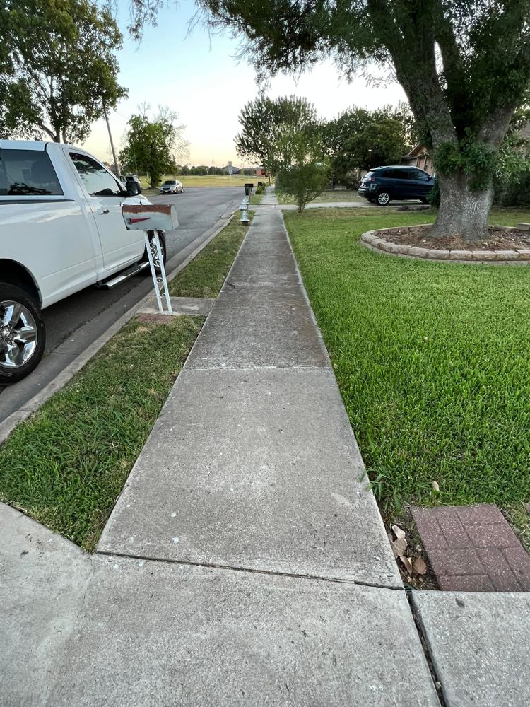 Driveway & Sidewalk Cleaning for Savage Pressure Washing in San Marcos, TX