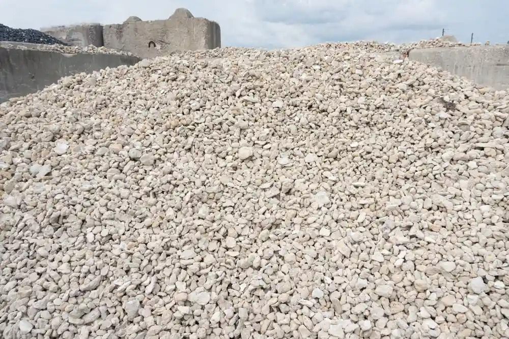 Our Rock and Soil Delivery service offers homeowners convenient, reliable delivery of high-quality materials for landscaping or construction needs, ensuring swift and efficient support to enhance your outdoor projects. for Trailer and Trash Dumpsters LLC in Bensenville, IL