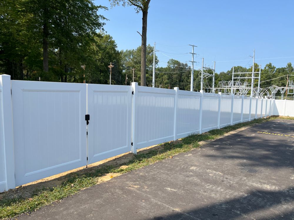Vinyl fence for Castle Fence and Deck LLC in Medina, OH