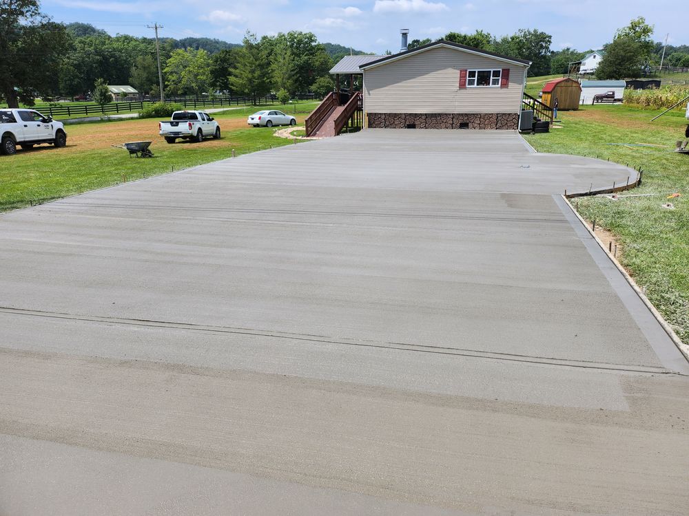 Concrete Driveways for Hellards Excavation and Concrete Services LLC in Mount Vernon, KY