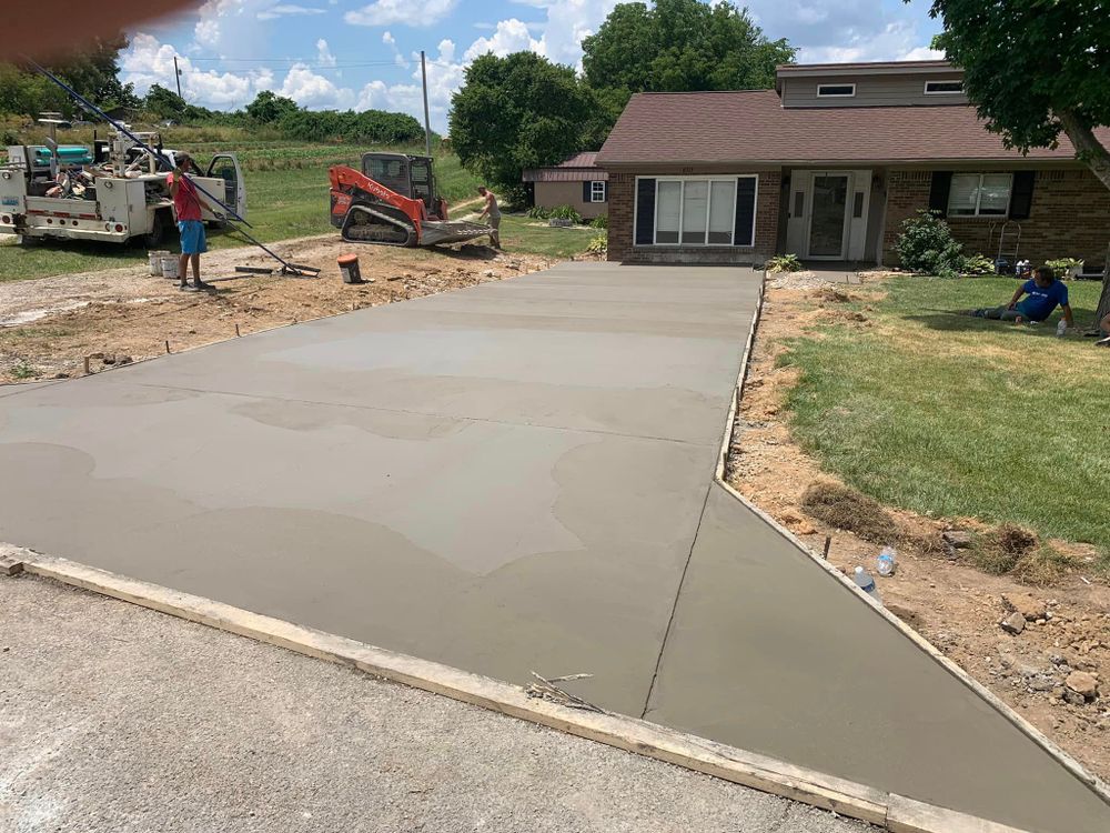 Concrete Driveways for Hellards Excavation and Concrete Services LLC in Mount Vernon, KY