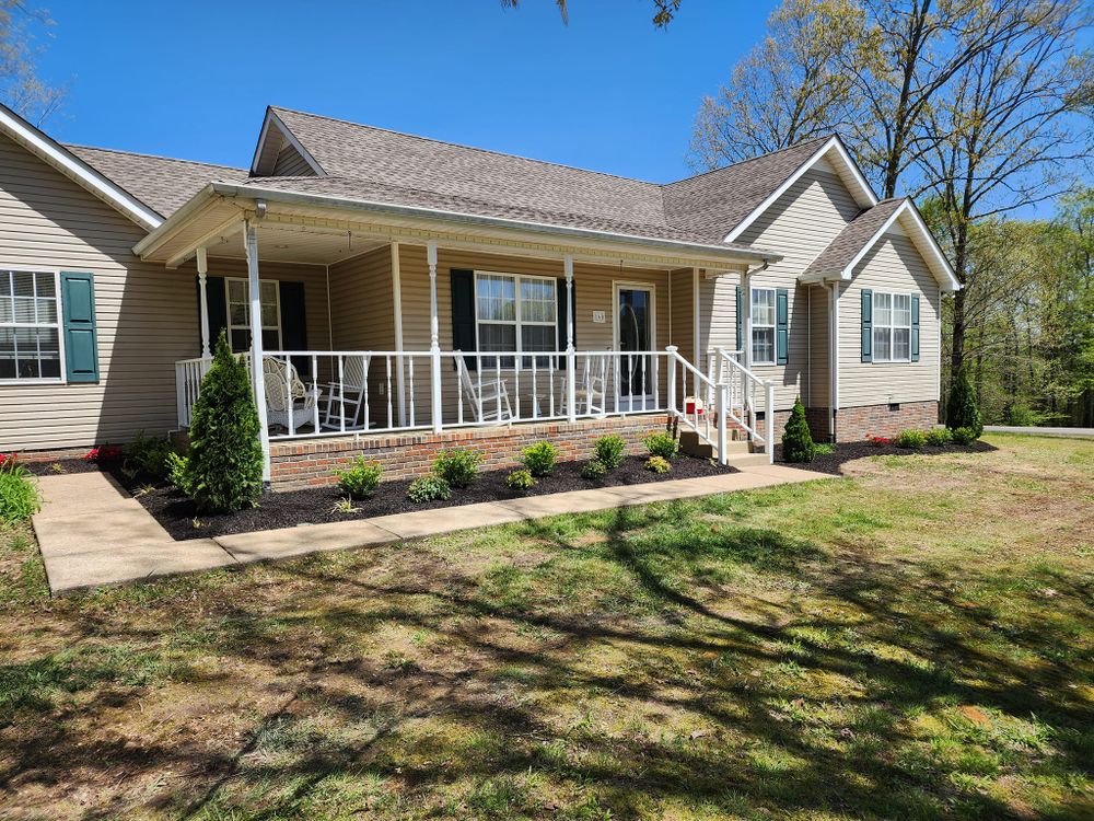 Dustins Lawncare and Landscaping team in Lawrenceburg, TN - people or person