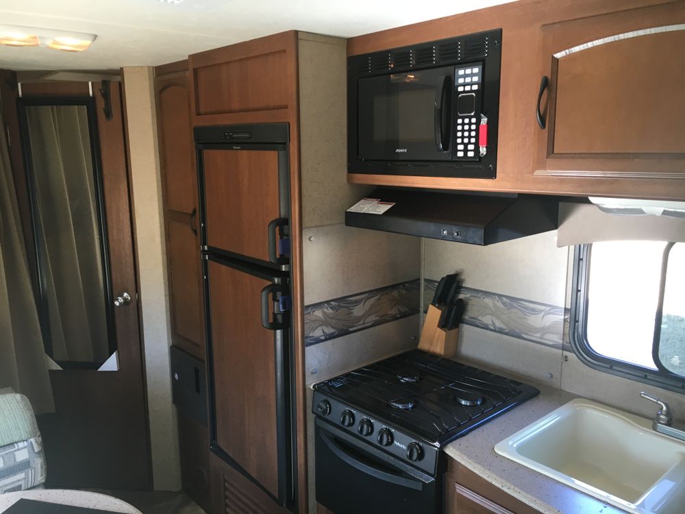 2014 Coachmen Freedom Express 261E Travel Trailer for Paradise RV Rentals in Perry, GA