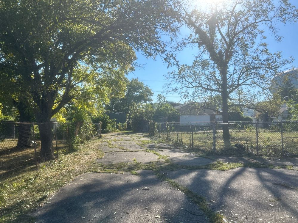 Fall Clean Up/ Leaf Removal for High Garden Landscapes in Dayton, OH