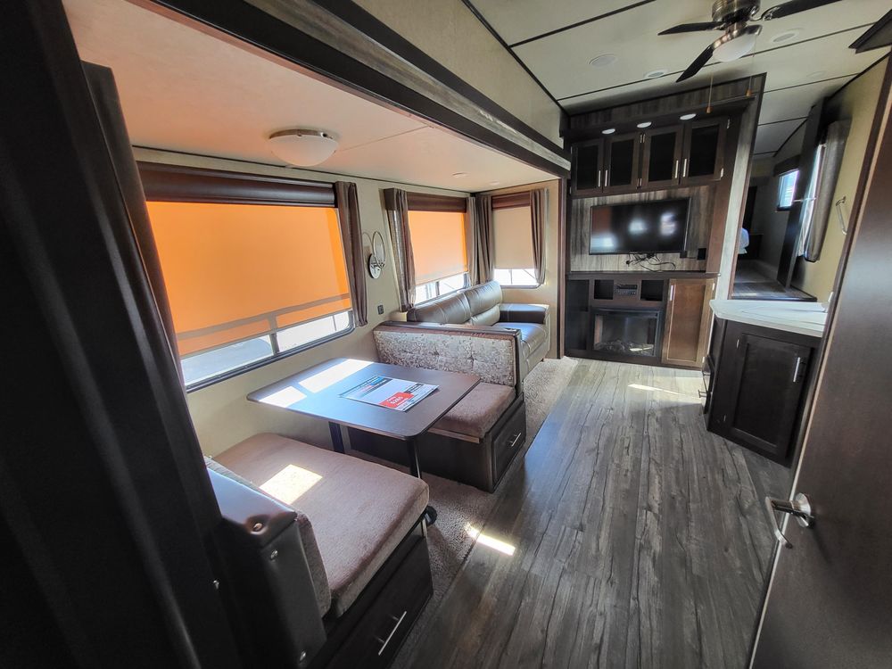 38ft 2018 Arctic Wolf  for Paradise RV Rentals in Perry, GA