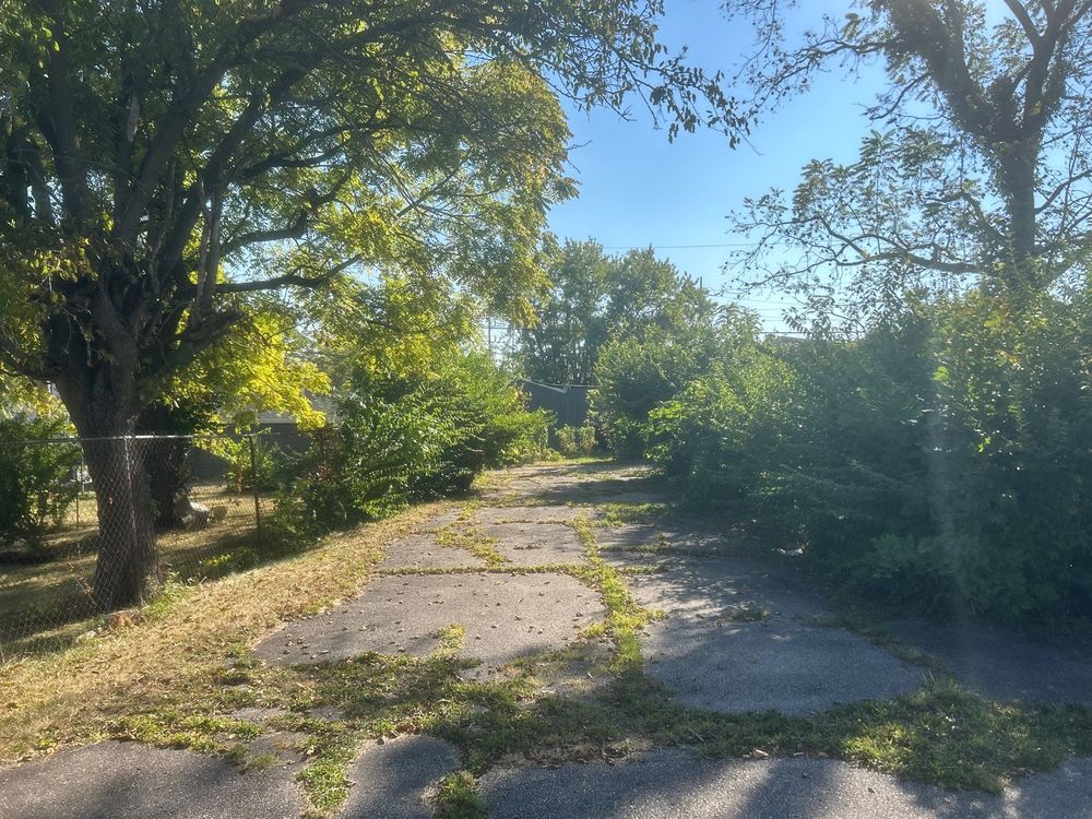 Fall Clean Up/ Leaf Removal for High Garden Landscapes in Dayton, OH
