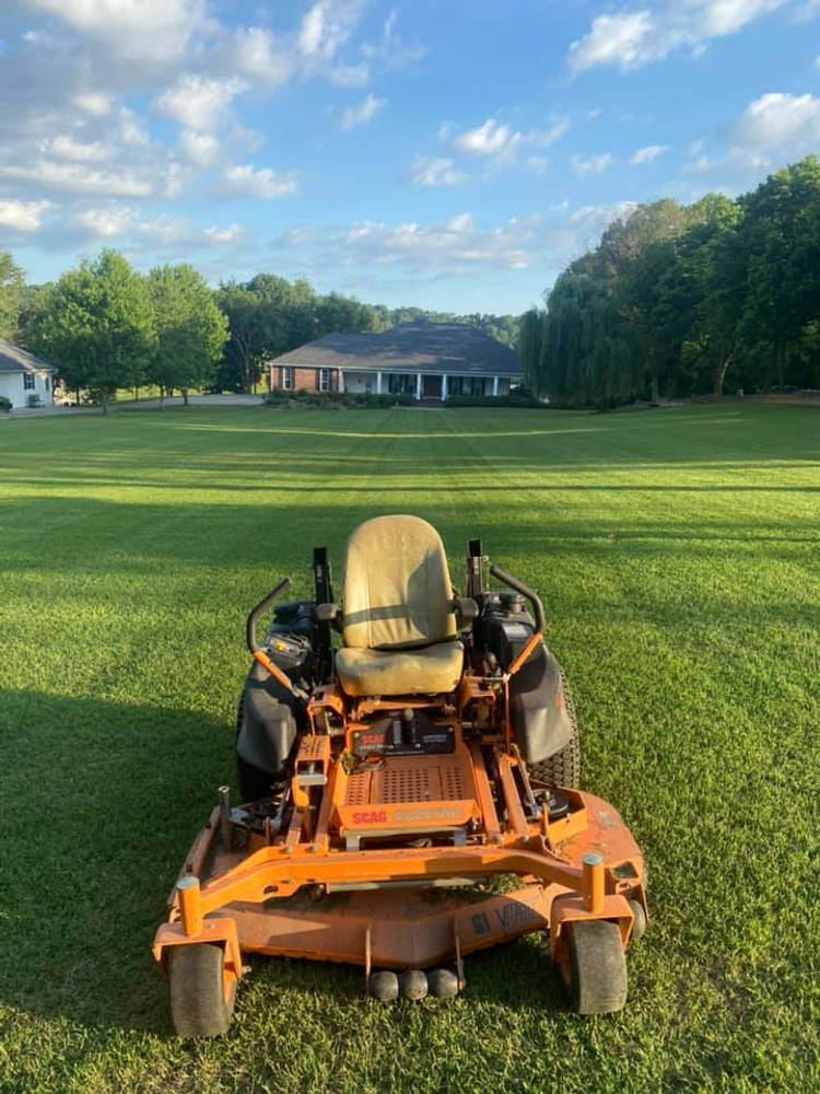 Flower Bed Maintenance for Pureleaf Lawncare LLC in Lowell, AR