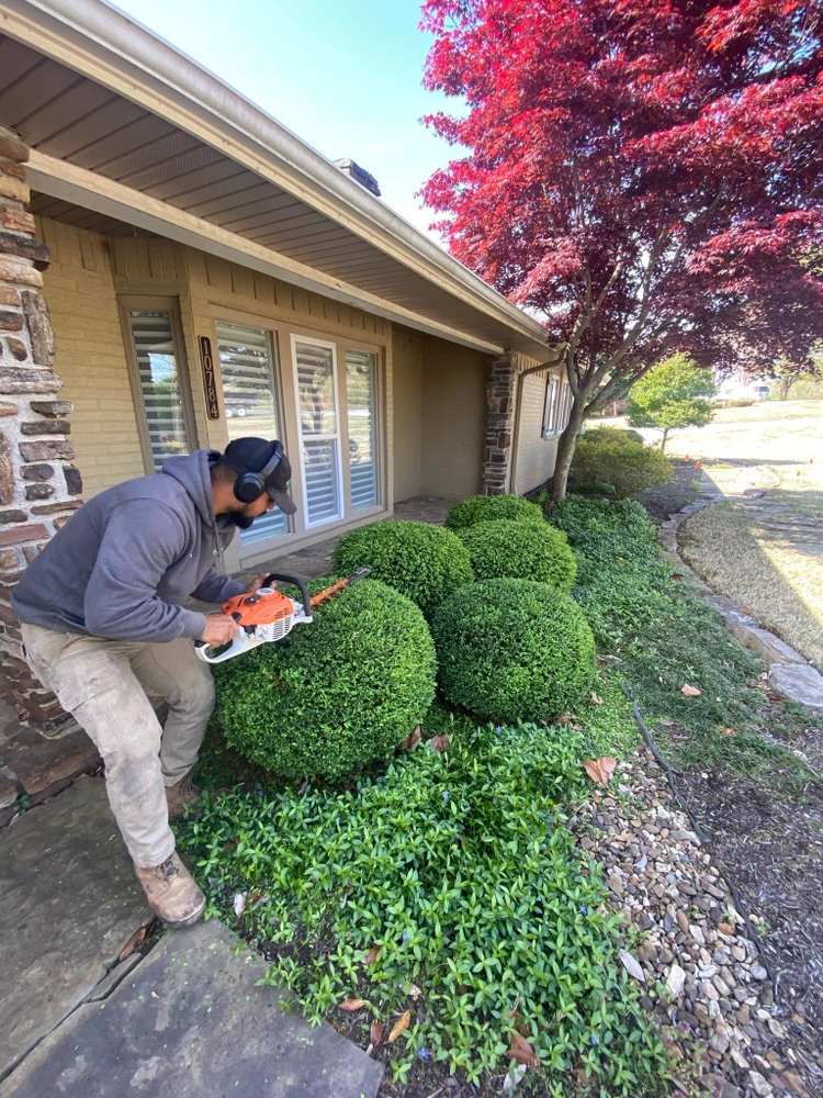Flower Bed Maintenance for Pureleaf Lawncare LLC in Lowell, AR