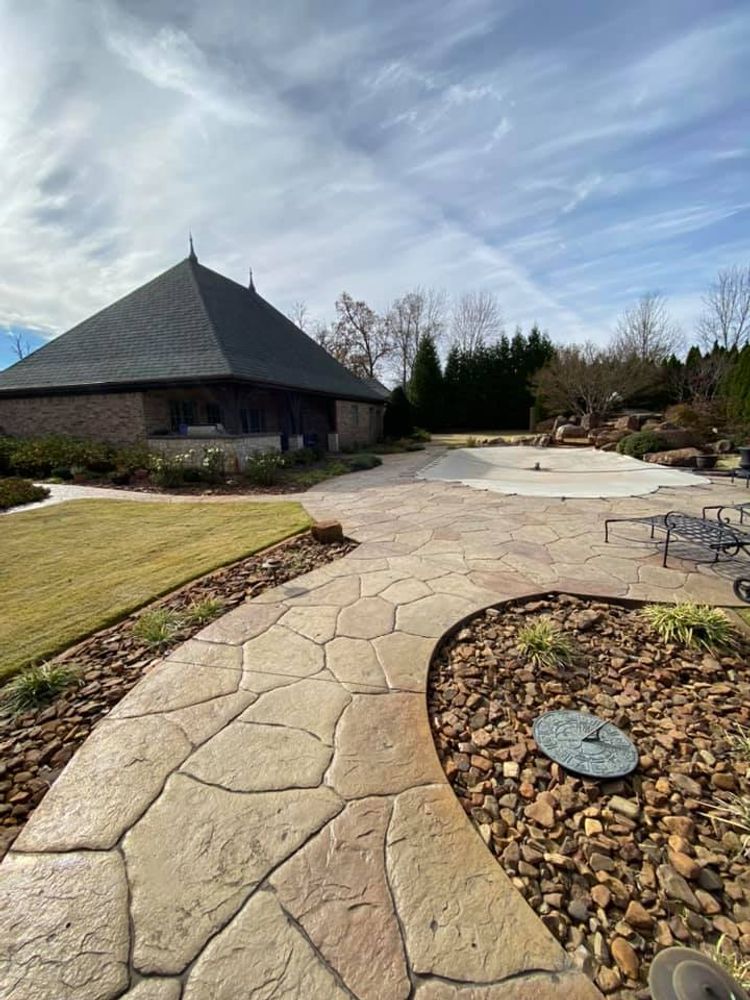 Flower Bed Maintenance for Pureleaf Lawncare LLC in Lowell, AR