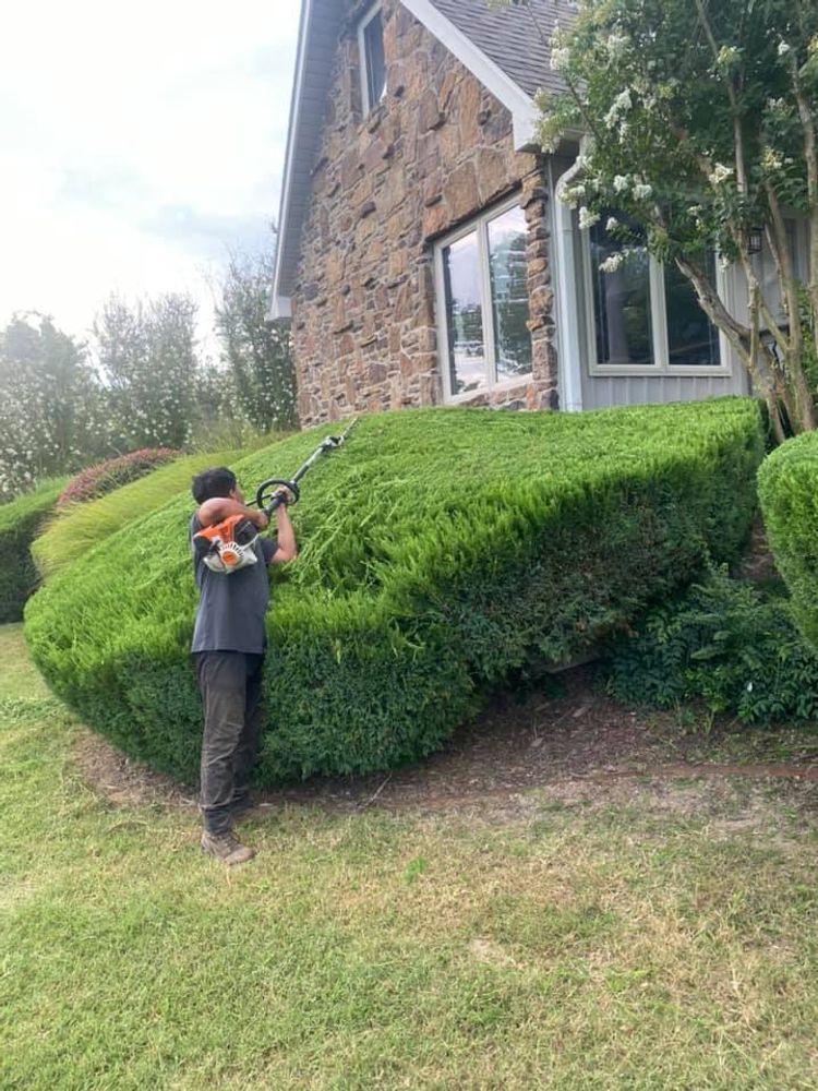 Flower Bed Maintenance for Pureleaf Lawncare LLC in Lowell, AR
