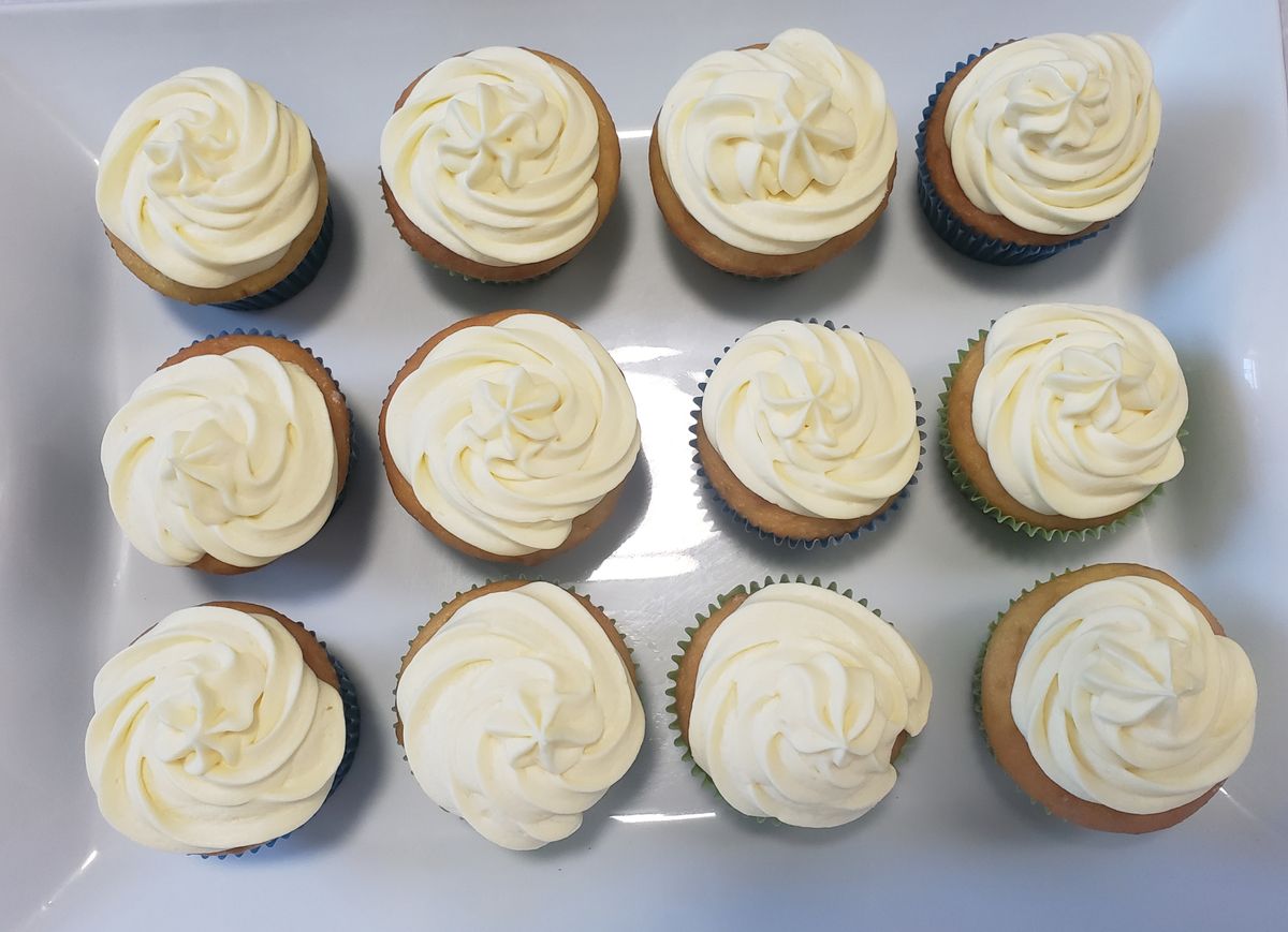 Cupcakes with vanilla frosting