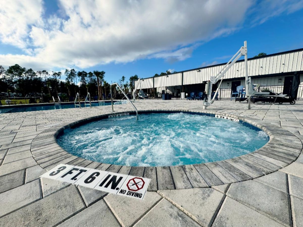 The soaking spa at Heritage Oaks RV Resort