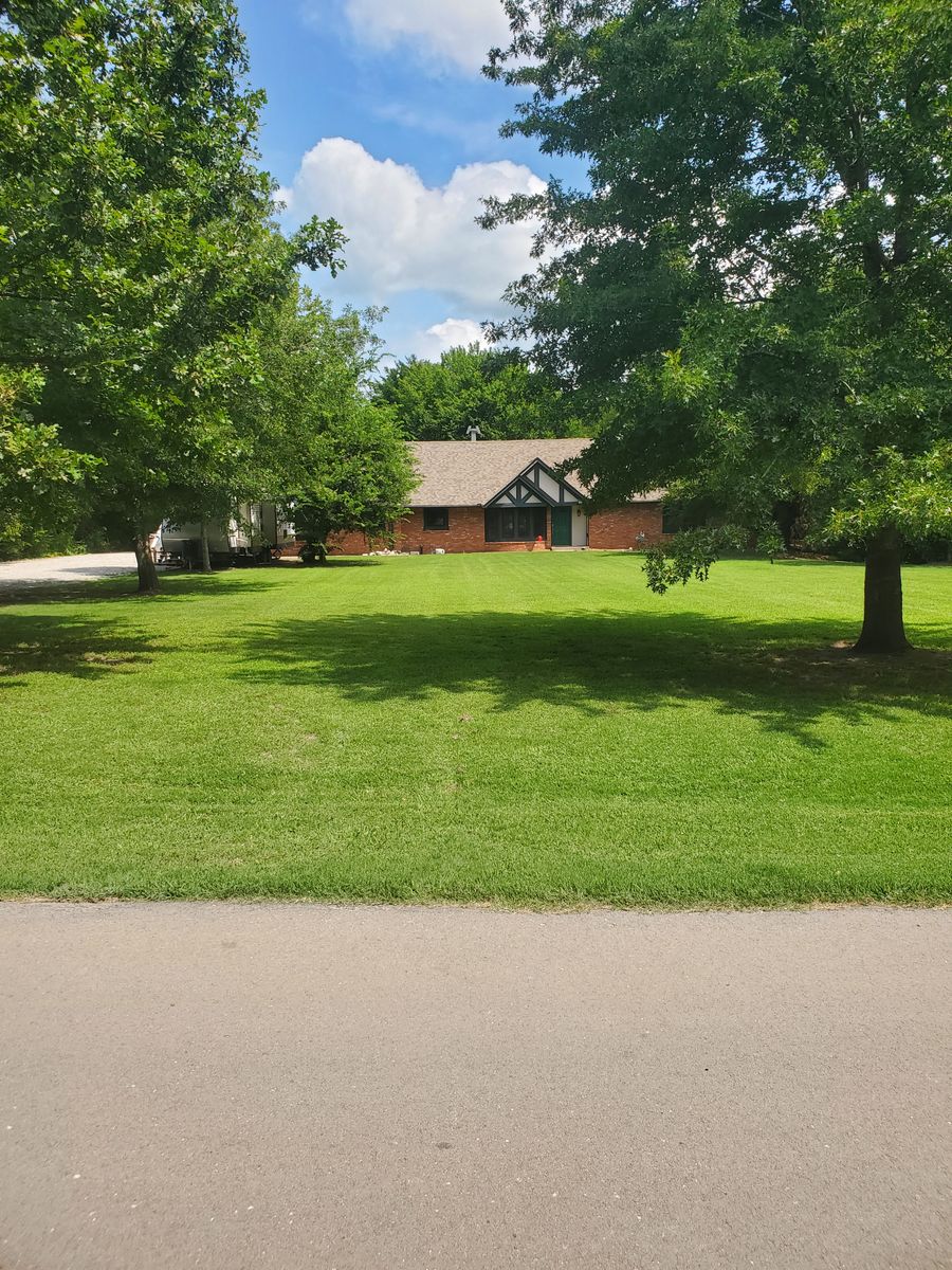 Lawn Maintenance for R&M Lawn Services in Tulsa, OK