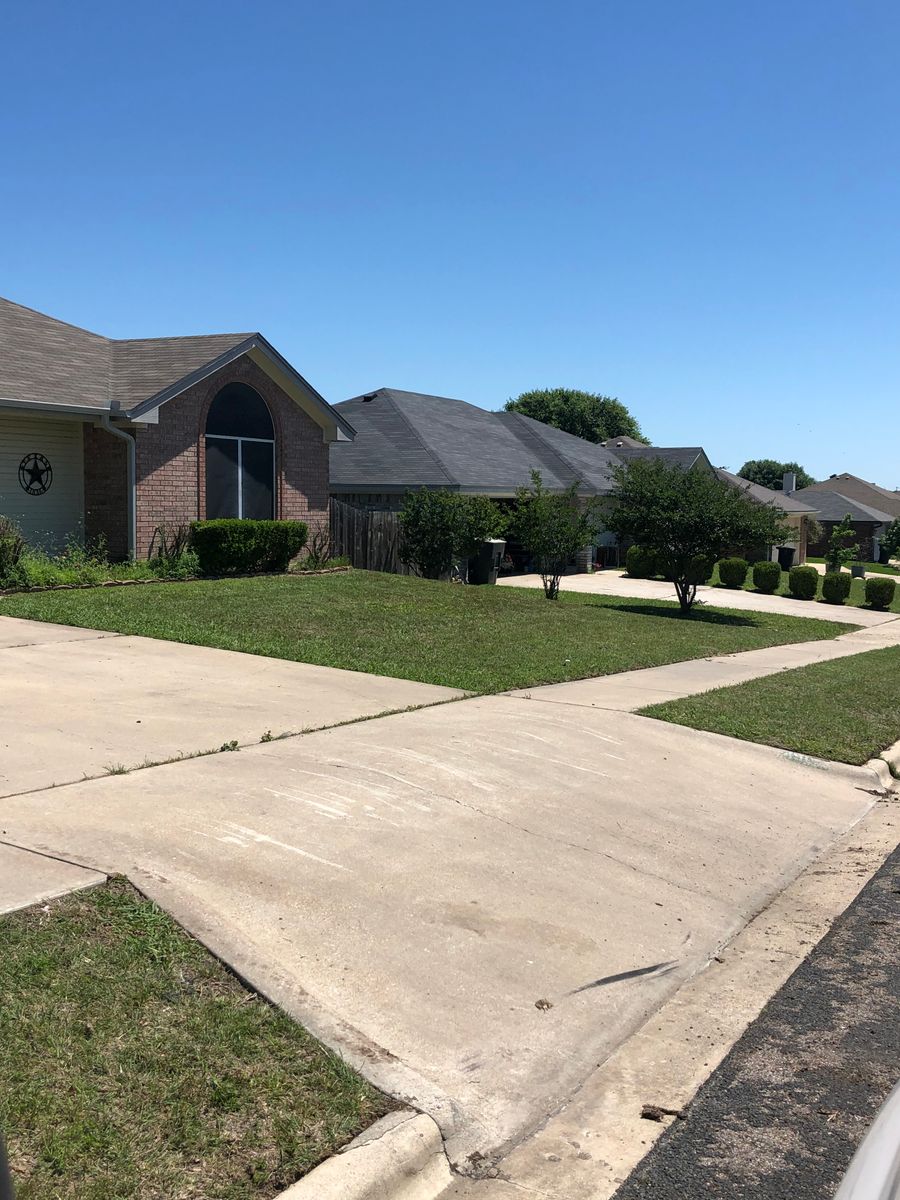 Commercial Lawn Care for D’s Lawncare in Killeen, TX