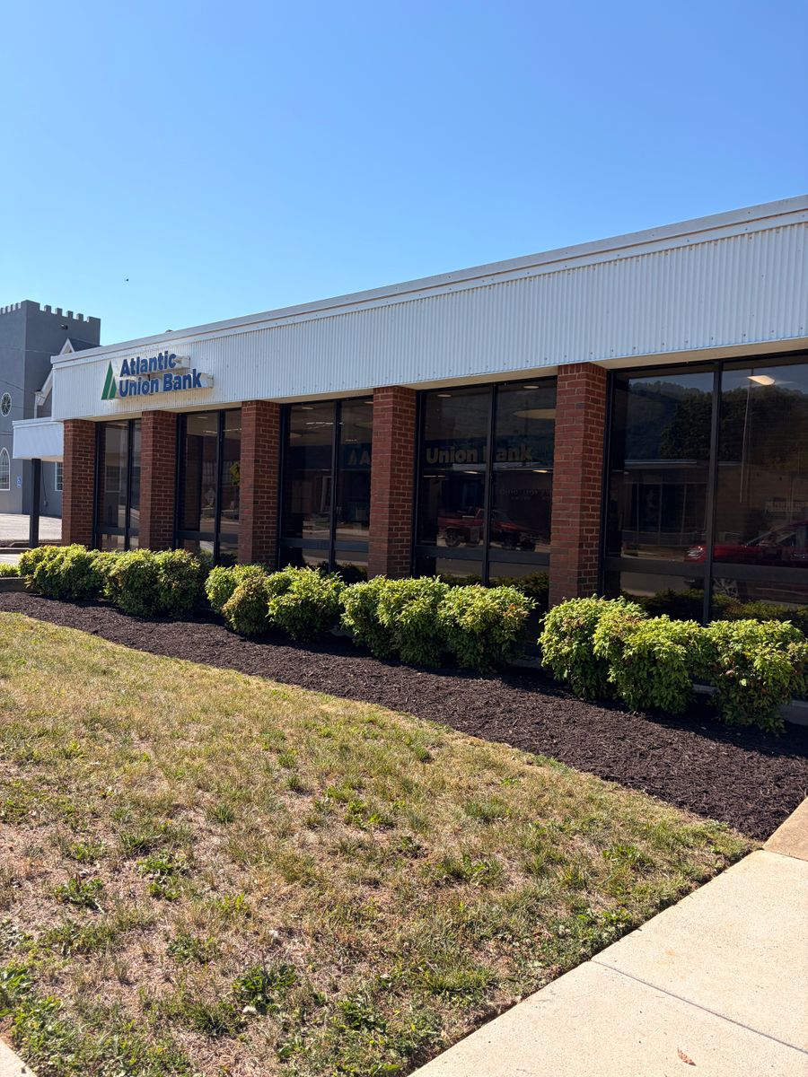 Mulch Installation for Valencia’s Lawncare in Charlottesville, VA