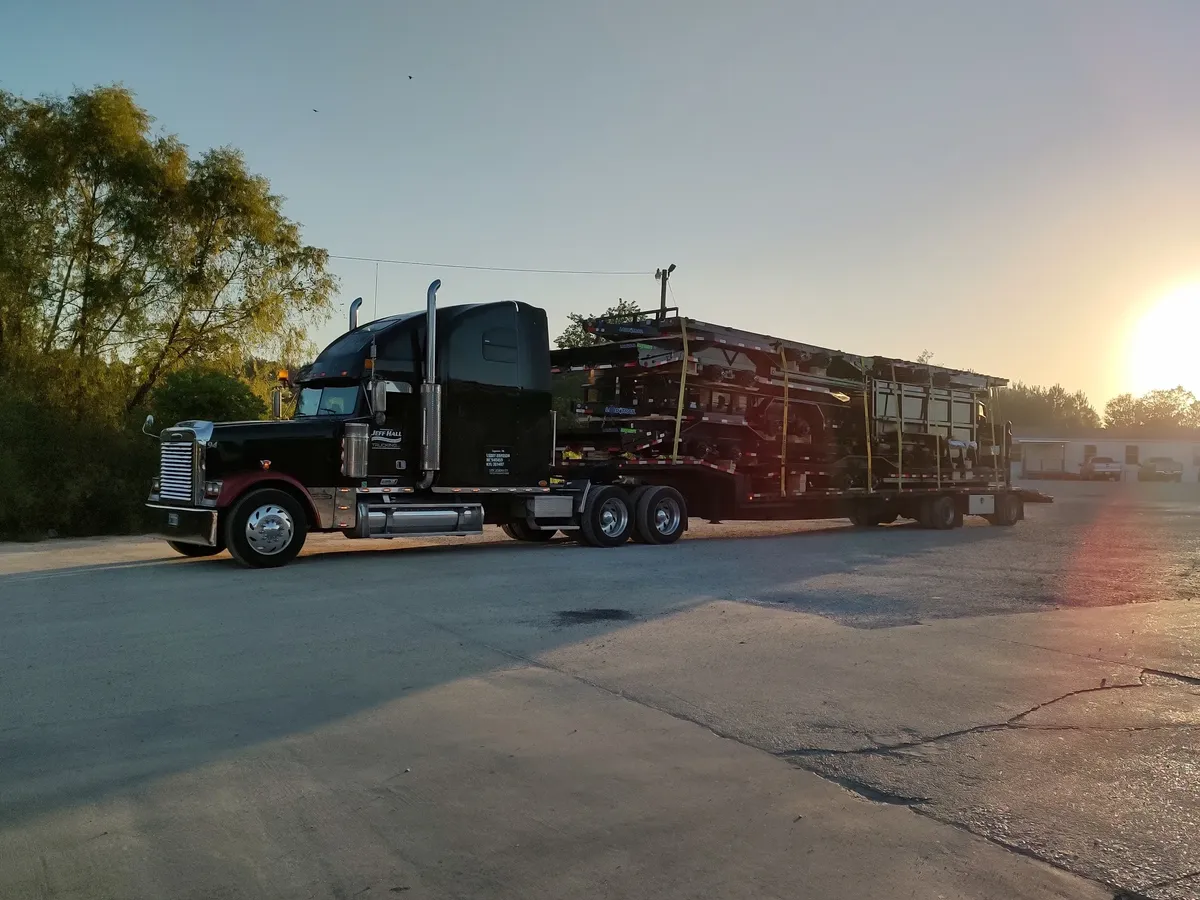 Long-Distance Hauling for Jeff Hall Trucking in Ligonier, IN