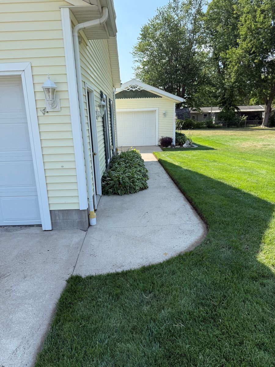 Edging for Phillips Lawn Services in Ravenna, MI