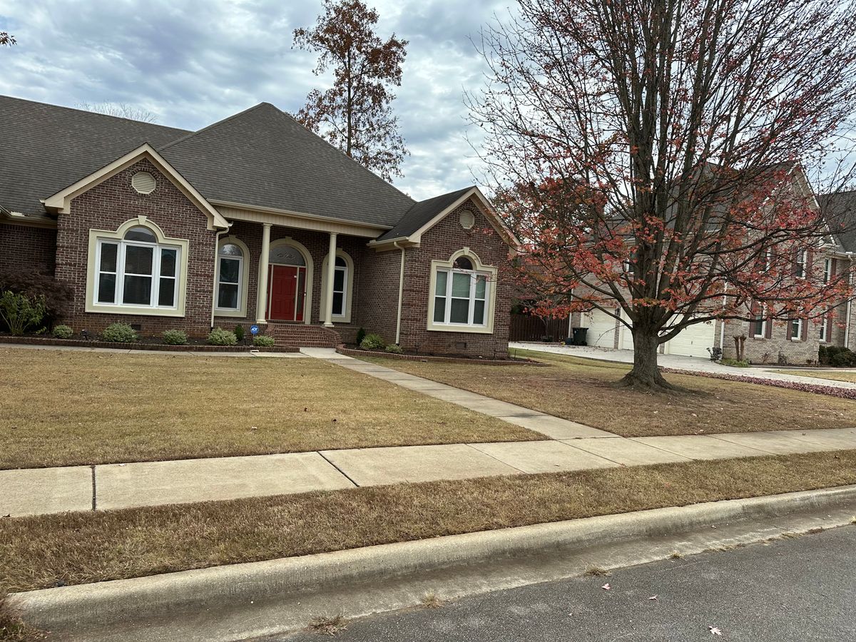 Leaf clean up for Vickers Lawns in Ardmore, Al