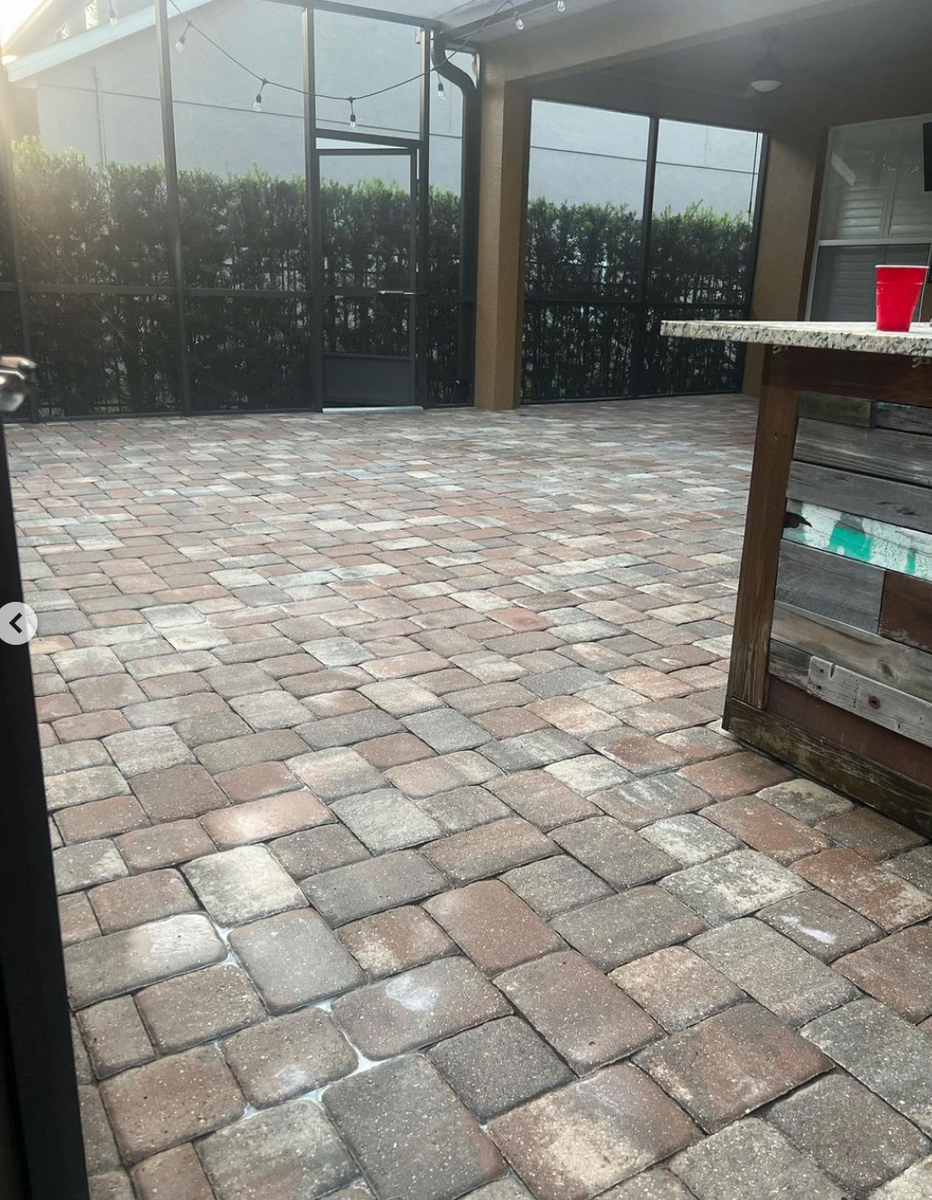 Driveway and Sidewalk Cleaning for WSL Cleaning in Orlando, FL