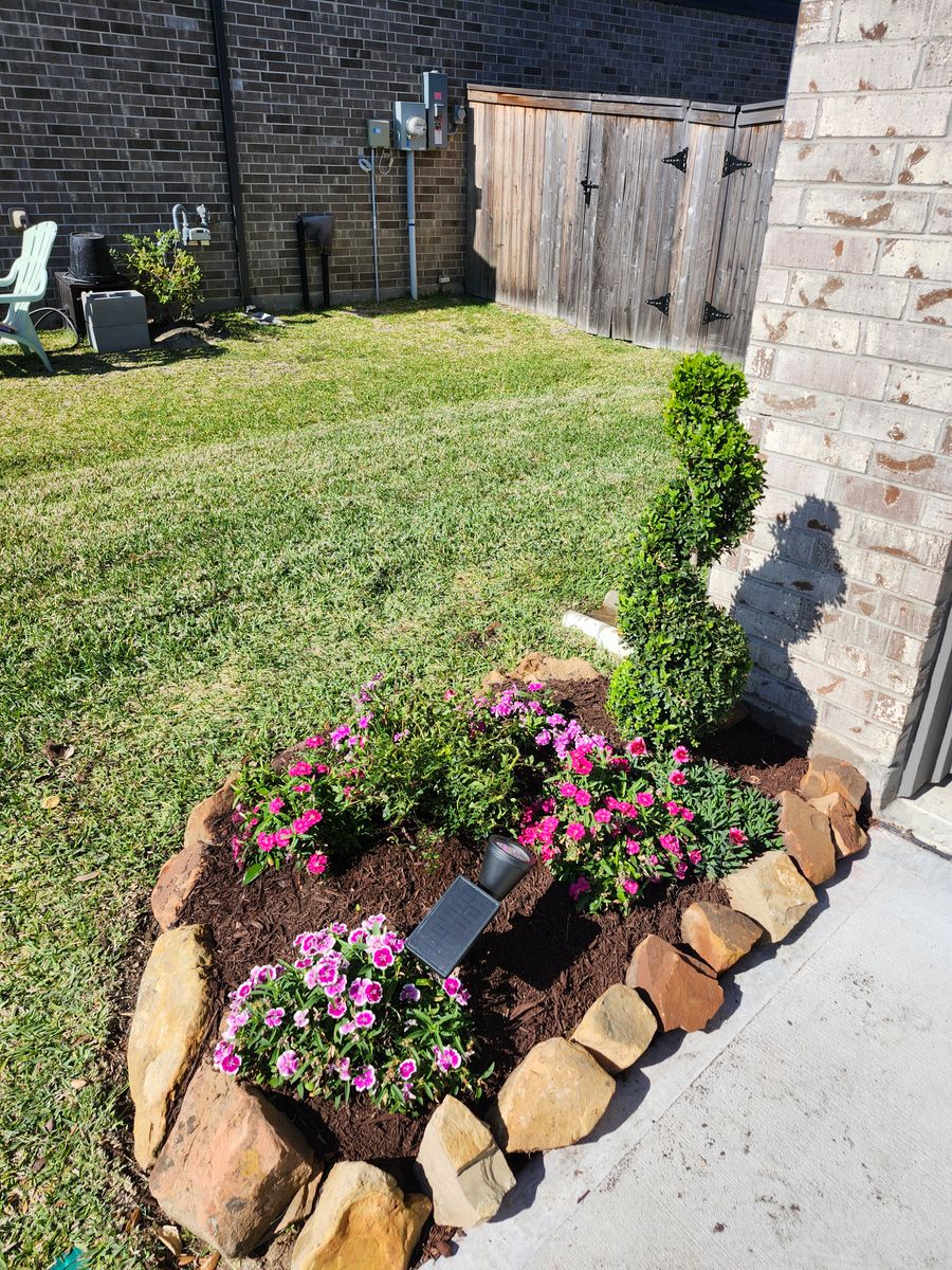 Flowerbeds for Bonita Bay Lawn Maintenance LLC in La Porte, TX