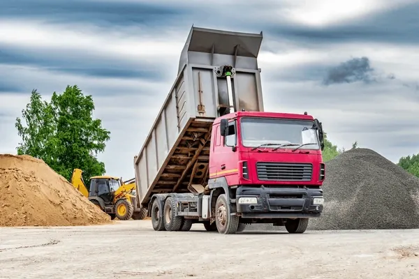 Tri-axle hauling and bulk material transport for Louisville Earth Movers in Crestwood, KY